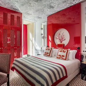 Mate Anna, Hotell
